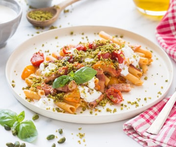 Ziti con tomates, panceta y stracciatella