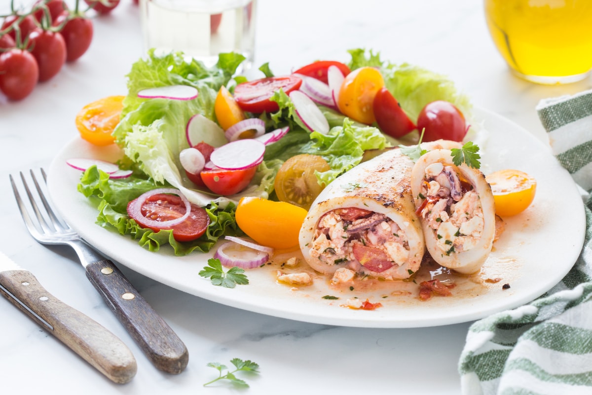 Calamares rellenos con feta y tomatitos