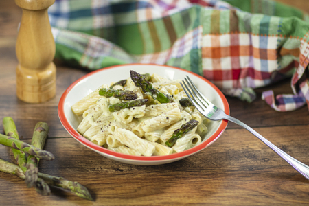 Pasta con ricotta y espárragos