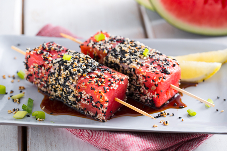 Brochetas de atún tataki y sandía