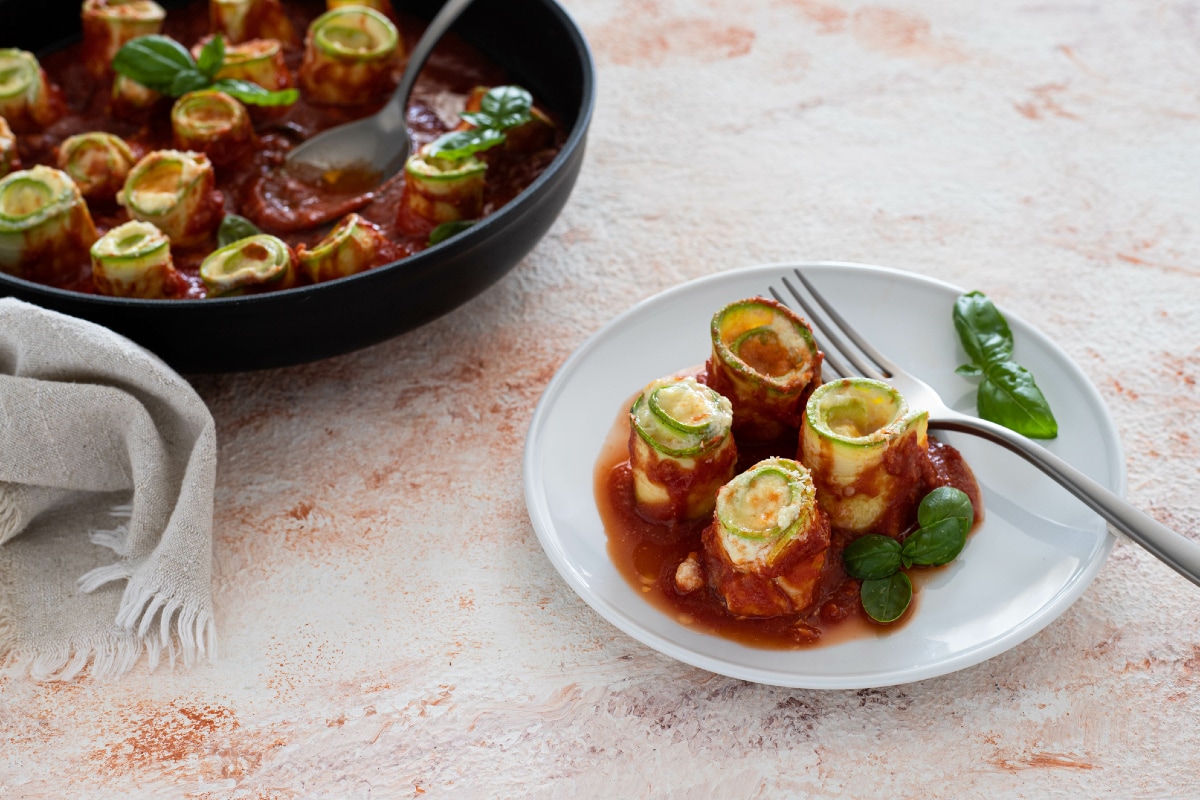 Rollitos de calabacín con salsa