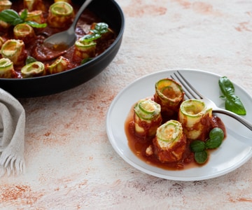 Rollitos de calabacín con salsa