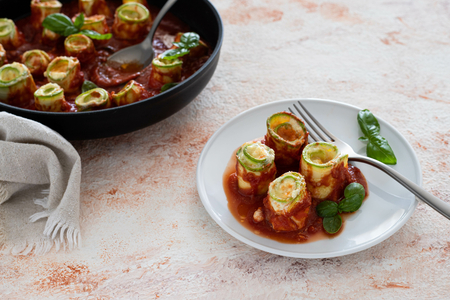 Rollitos de calabacín con salsa