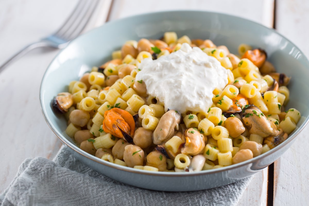 Pasta con garbanzos, mejillones y burrata