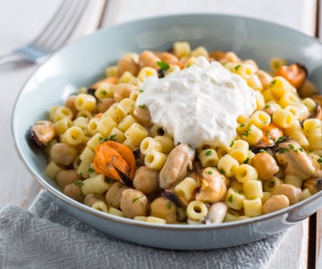 Pasta con garbanzos, mejillones y burrata