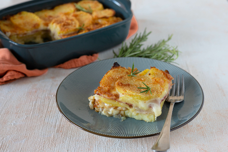 Pastel de patatas, speck y taleggio