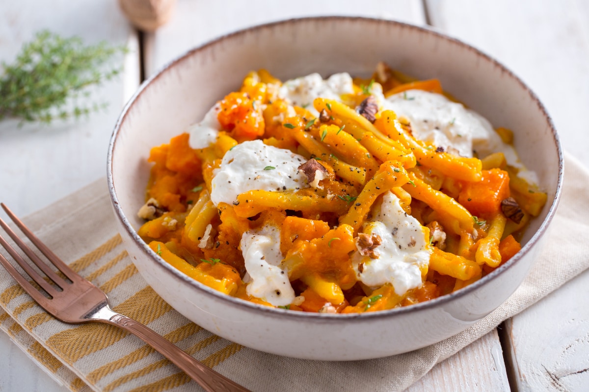 Casarecce con calabaza, nueces y burrata