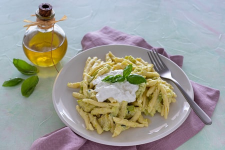 Pasta con crema de calabacín y burrata