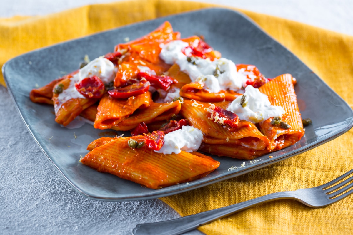 Pasta con tomates cherry, alcaparras, stracciatella