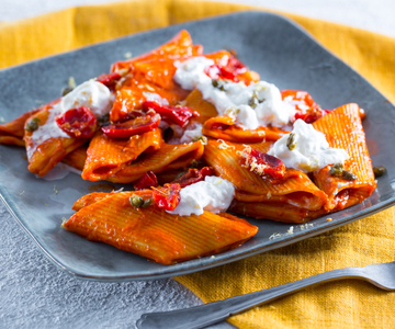 Pasta con tomates cherry, alcaparras, stracciatella