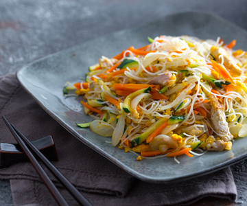 Espaguetis de arroz con carne y verduras