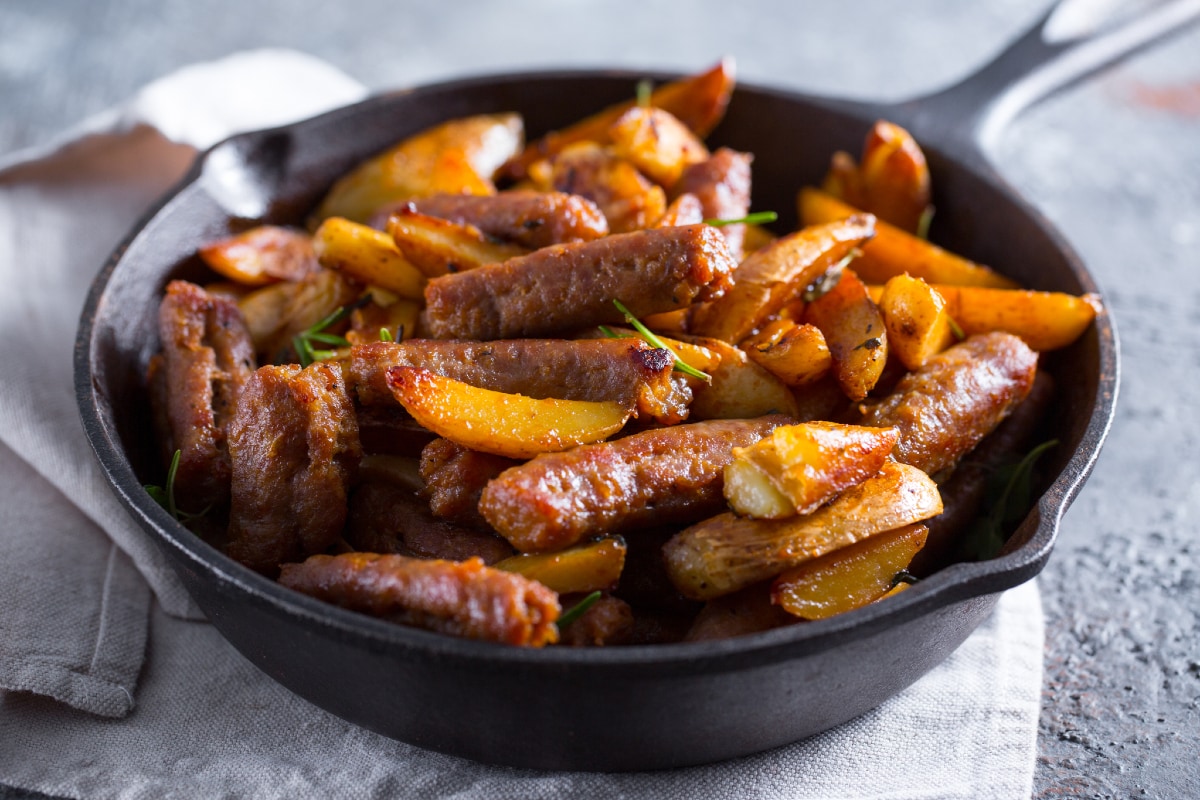 Salchicha y patatas a la cerveza