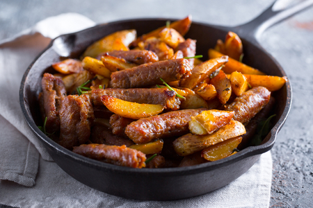 Salchicha y patatas a la cerveza