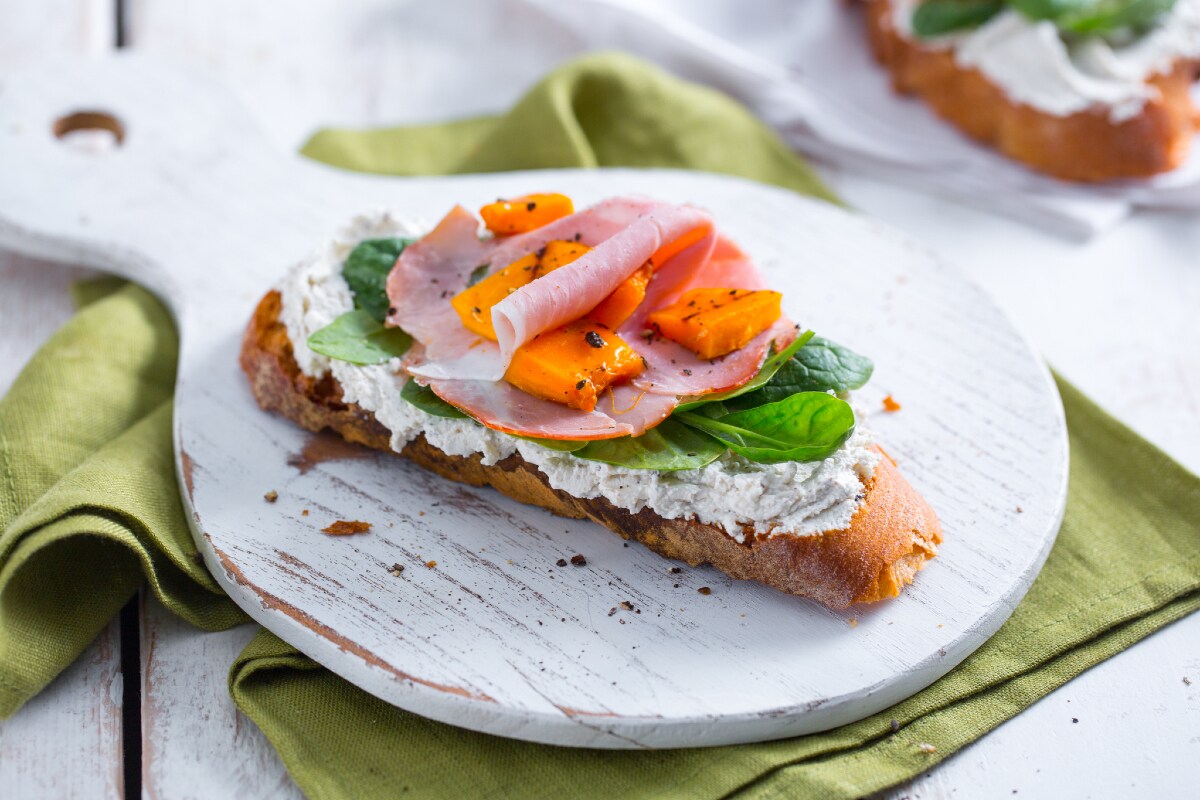 Tostada con calabaza a la parrilla y robiola