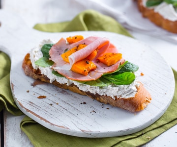 Tostada con calabaza a la parrilla y robiola