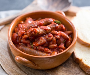 Salchicha y frijoles