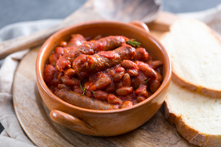 Salchicha y frijoles