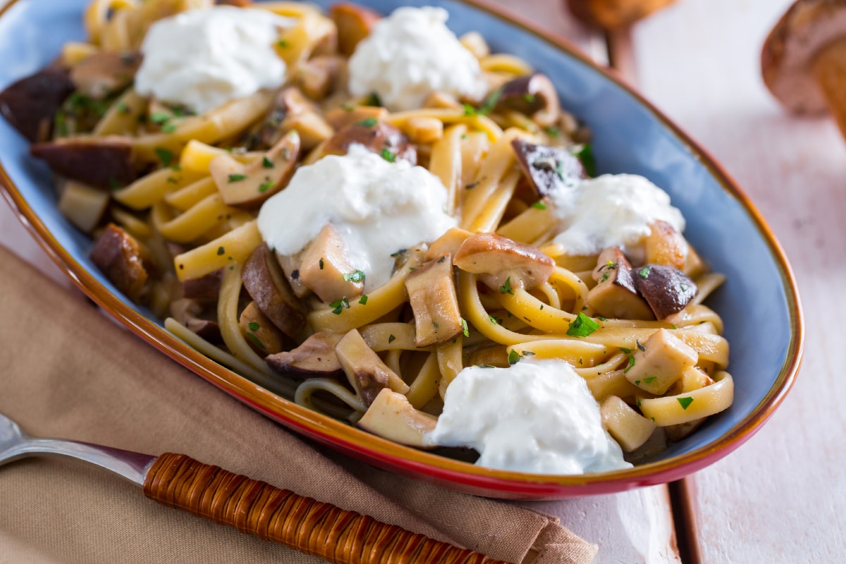 Fettuccine con setas y burrata