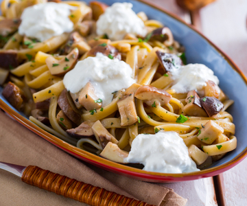 Fettuccine con setas y burrata