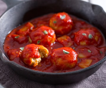 Albóndigas de lentejas y patatas con salsa