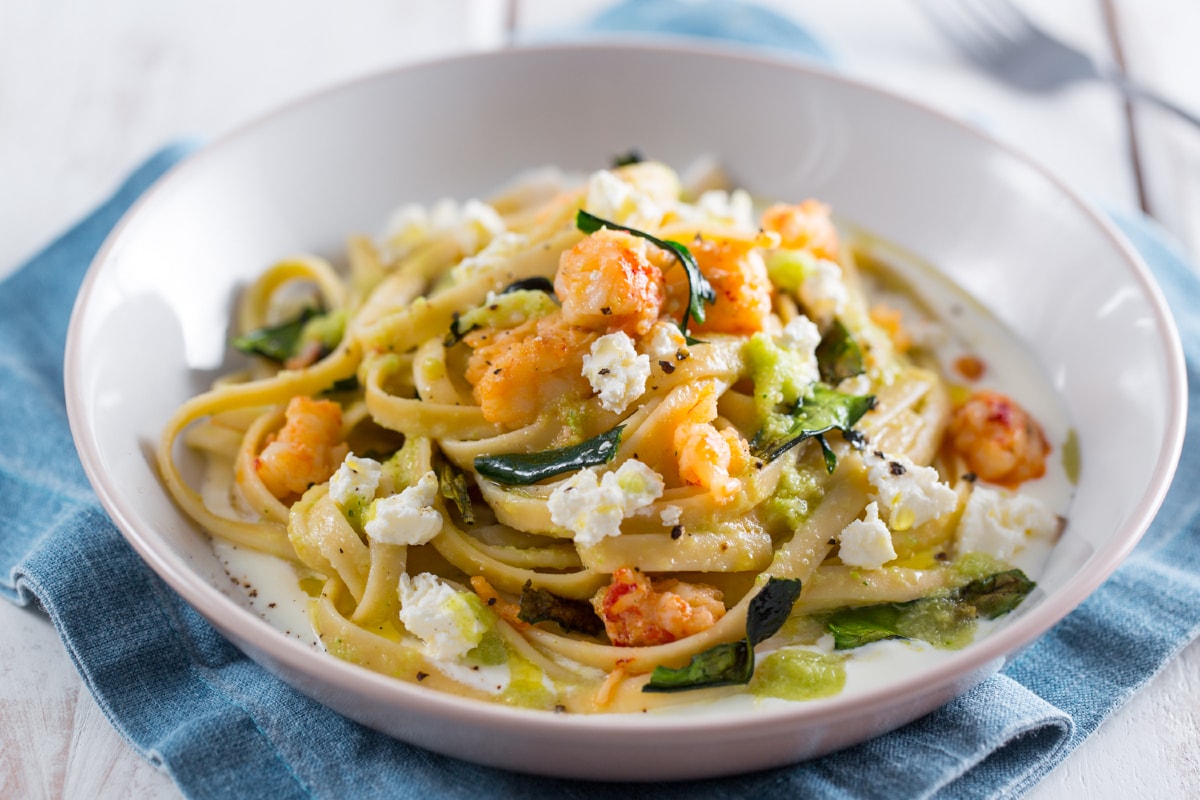 Pasta con crema de robiola con gambas y calabacines