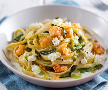 Pasta con crema de robiola con gambas y calabacines