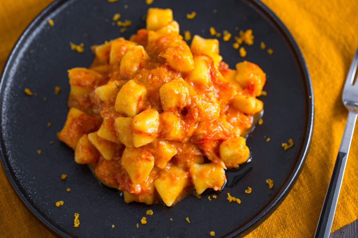 Ñoquis con ragú de cabracho y bottarga