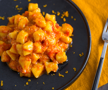 Ñoquis con ragú de cabracho y bottarga