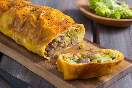 Strudel salado con Asiago DOP, brócoli y salchicha
