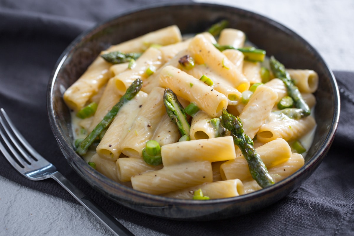 Pasta con espárragos y fontina