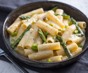Pasta con espárragos y fontina