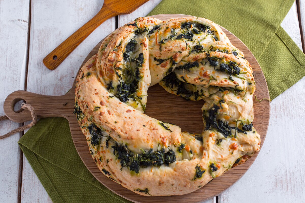 Rosca salada con queso y friarielli