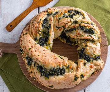 Rosca salada con queso y friarielli