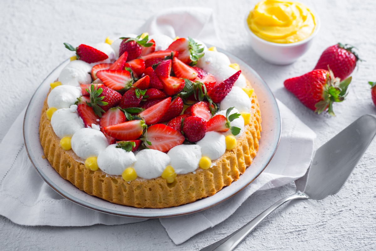 Tarta suave con crema, nata y fresas
