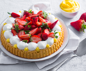 Tarta suave con crema, nata y fresas