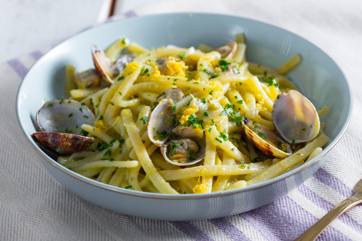 Scialatielli con espárragos y almejas