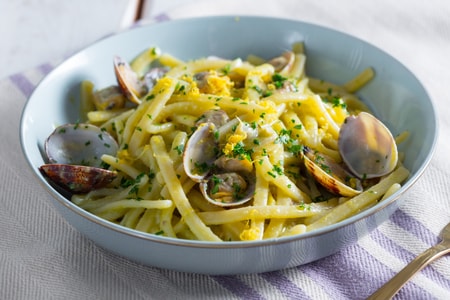 Scialatielli con espárragos y almejas