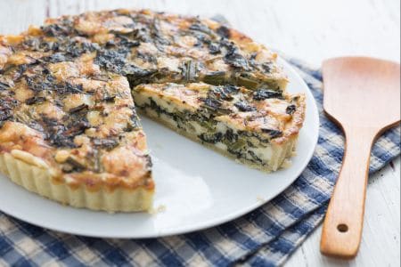 Tarta salada con col rizada