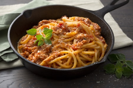 Bucatini con ragú de salchicha
