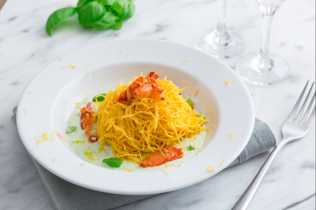 Tagliolini con bogavante sobre crema de burrata