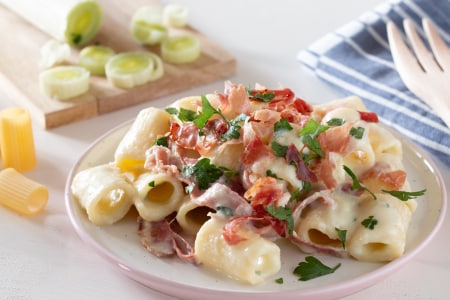 Pasta con crema de puerros y patatas con speck crujiente