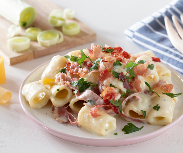 Pasta con crema de puerros y patatas con speck crujiente