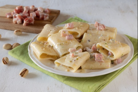 Paccheri con crema de burrata y panceta