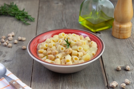 Pasta con garbanzos y patatas
