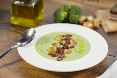 Crema de brócoli con picatostes crujientes