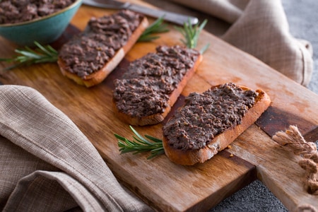 Crostini toscani con paté de hígado