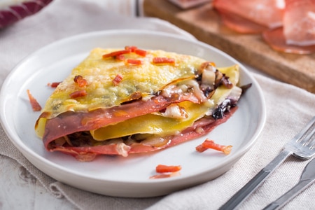 Crepes con speck, radicchio y fontina