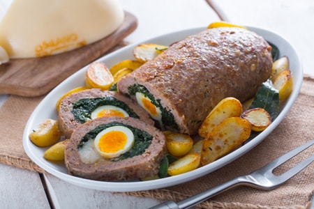 Rollo de carne relleno de espinacas y caciocavallo