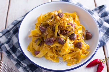 Pappardelle rústicas con salchicha y puerros