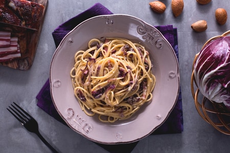 Pasta con achicoria, puerros y panceta